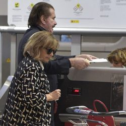 María Teresa Campos y Bigote Arrocet en el mostrador del aeropuerto