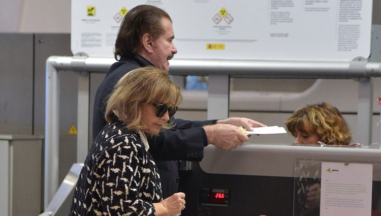 María Teresa Campos y Bigote Arrocet en el mostrador del aeropuerto