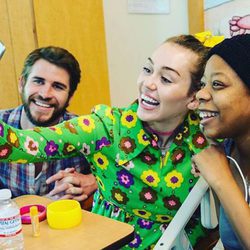 Miley Cyrus y Liam Hemsworth acudiendo a un hospital infantil