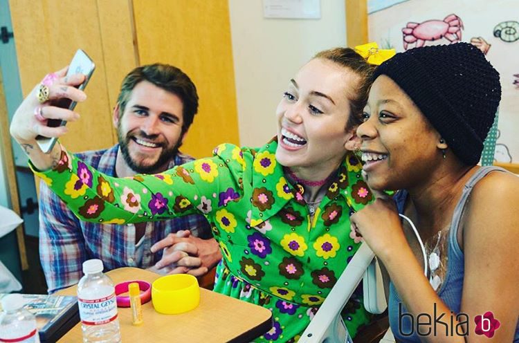 Miley Cyrus y Liam Hemsworth acudiendo a un hospital infantil