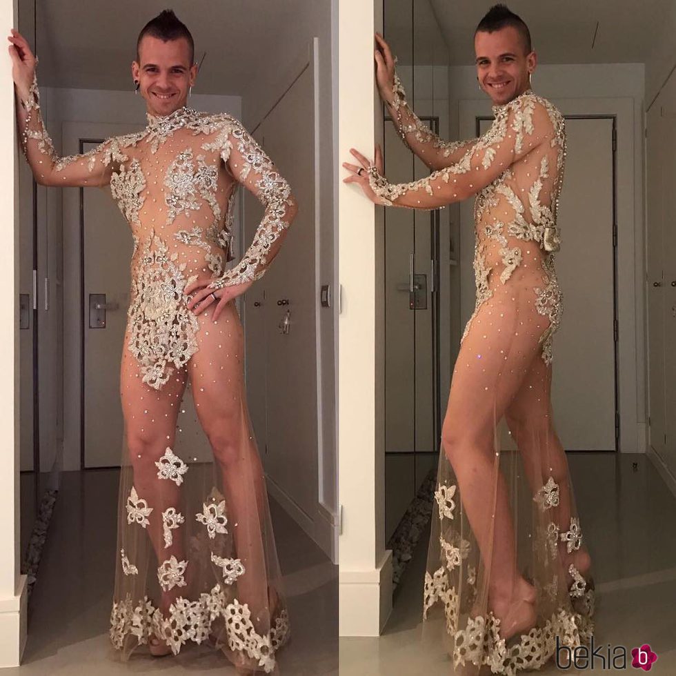 David Muñoz luciendo el vestido de Cristina Pedroche de las Campanadas 2015