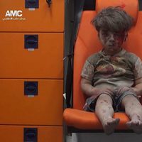 Omran Daqneesh inmóvil después de sobrevivir a un bombardeo en Siria