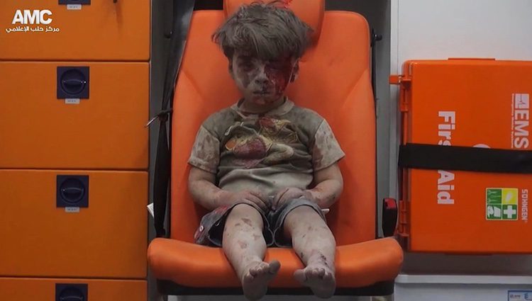 Omran Daqneesh inmóvil después de sobrevivir a un bombardeo en Siria