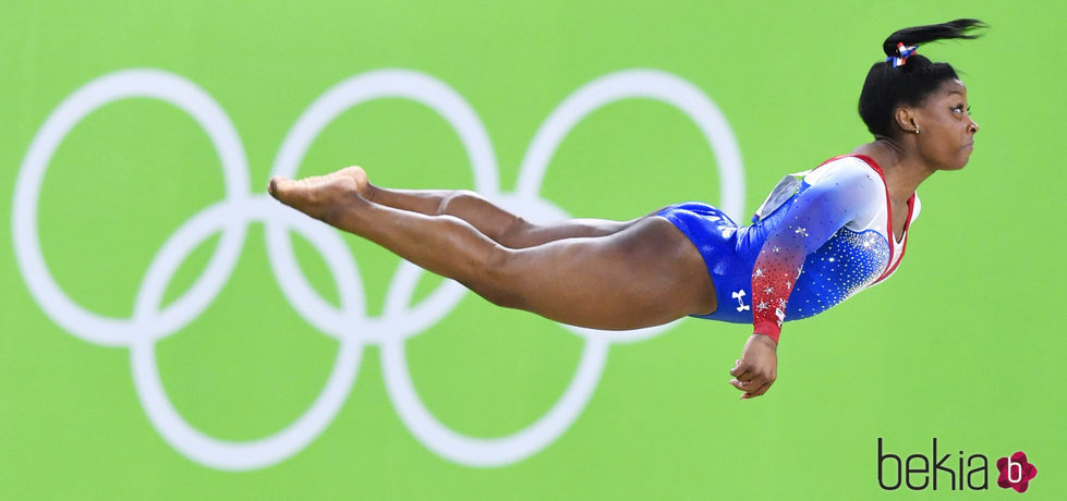 Simon Biles durante su ejercicio en la final femenina de gimnasia de Río 2016