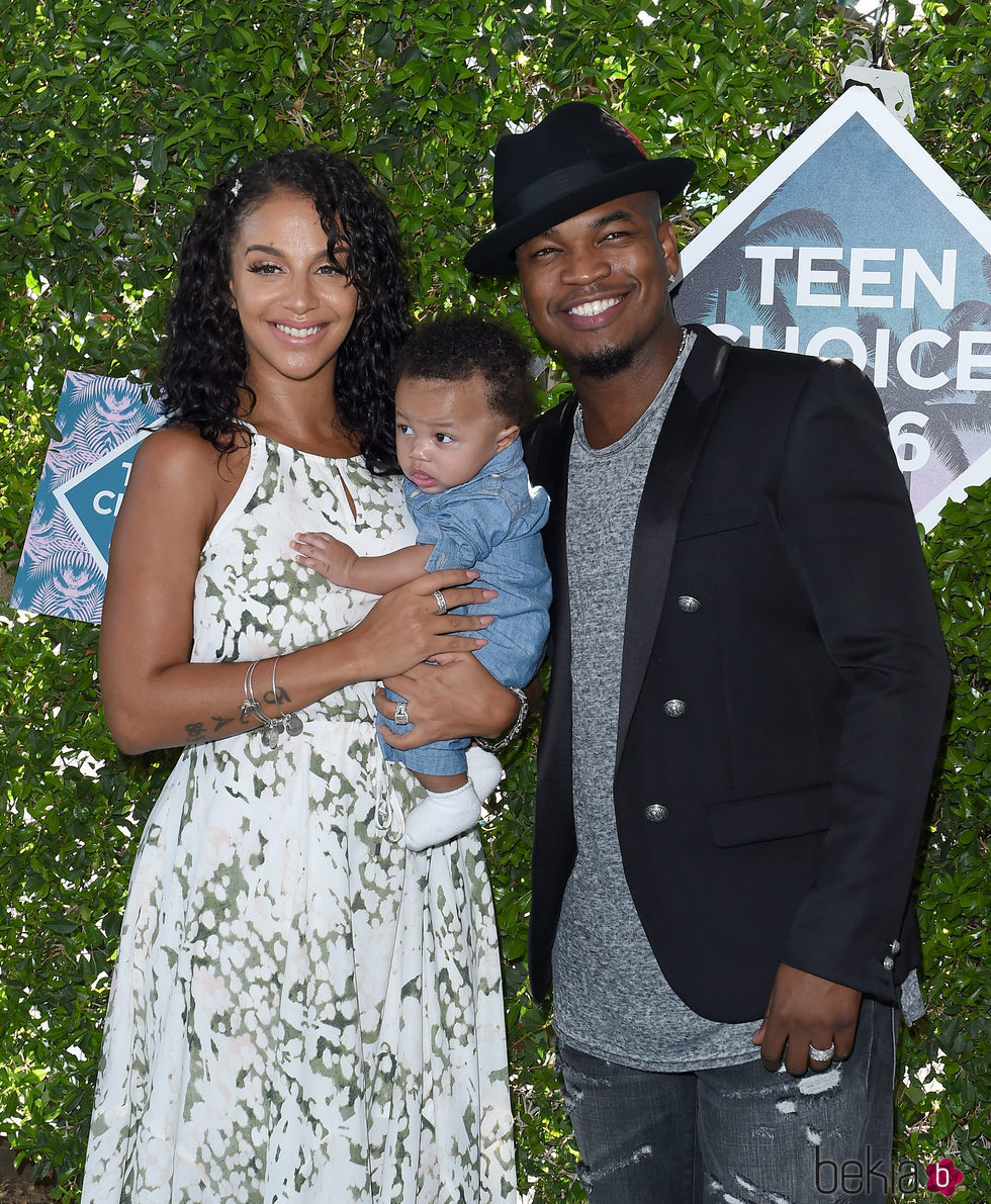 Ne-Yo y Crystal Renay con su hijo Shaffer Chimere Smith Jr en los Teen Choice Awards 2016