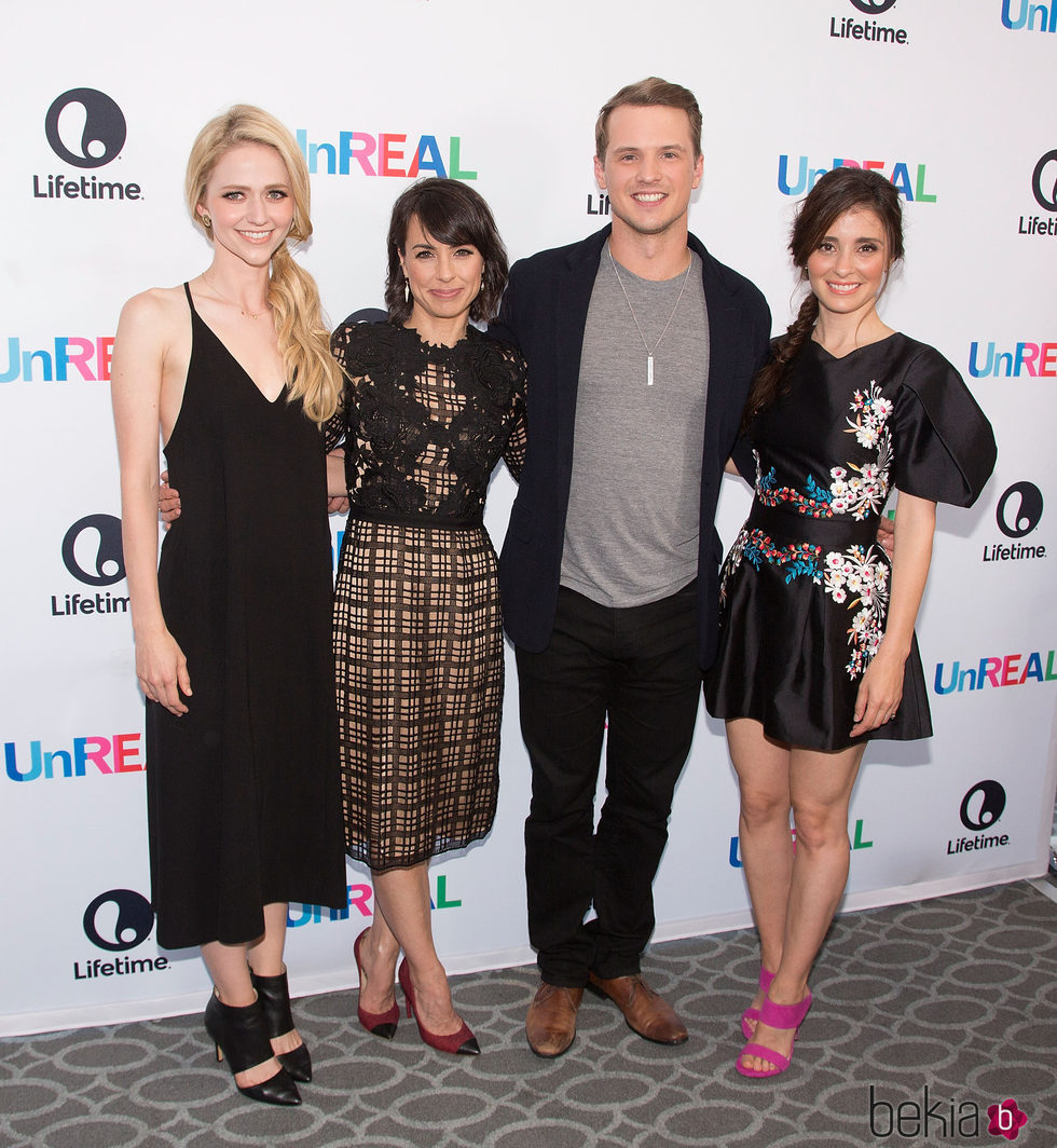 Actores de la serie 'UnREAL' en un photocall