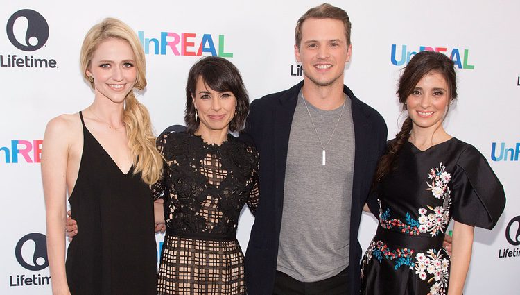 Actores de la serie 'UnREAL' en un photocall