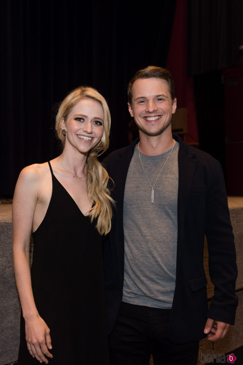 Freddie Stroma y su prometida Johanna Braddy