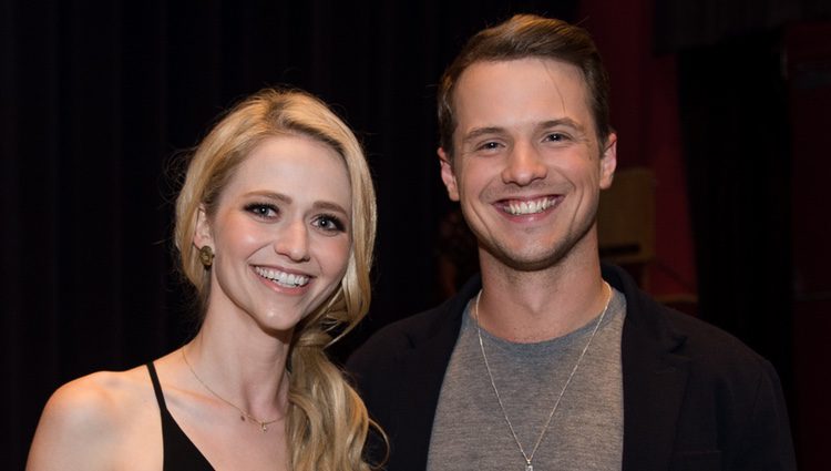 Freddie Stroma y su prometida Johanna Braddy