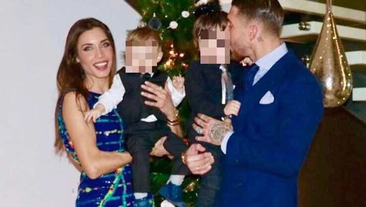 Sergio Ramos y Pilar Rubio felicitan el año 2017 con sus hijos Sergio y Marco