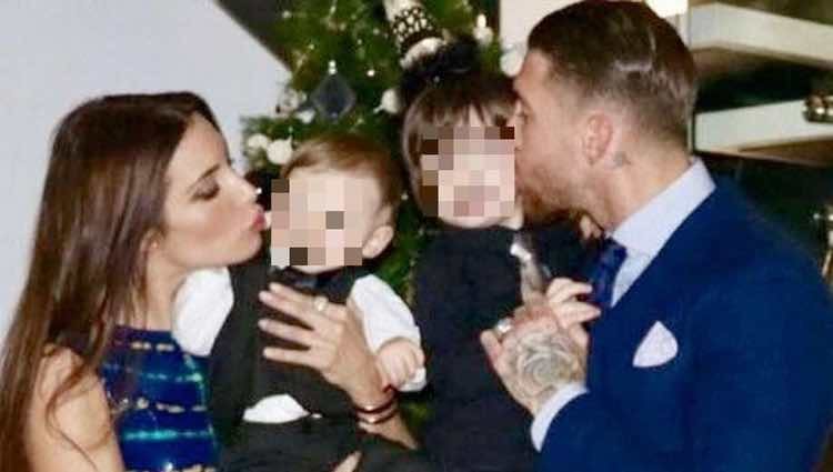 Sergio Ramos y Pilar Rubio besan a sus hijos Sergio y Marco en Fin de Año 2016