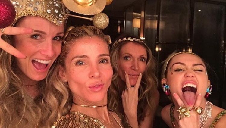 Elsa Pataky celebrando la Nochevieja con Miley Cyrus