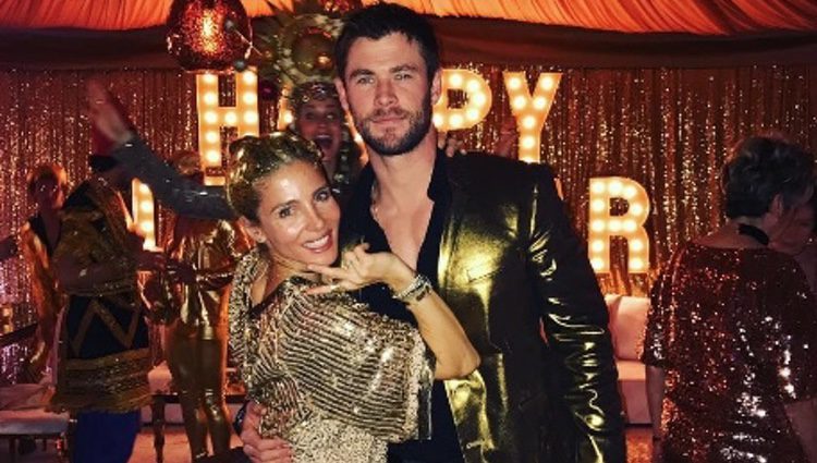 Elsa Pataky y Chris Hemsworth dando la bienvenida al 2017