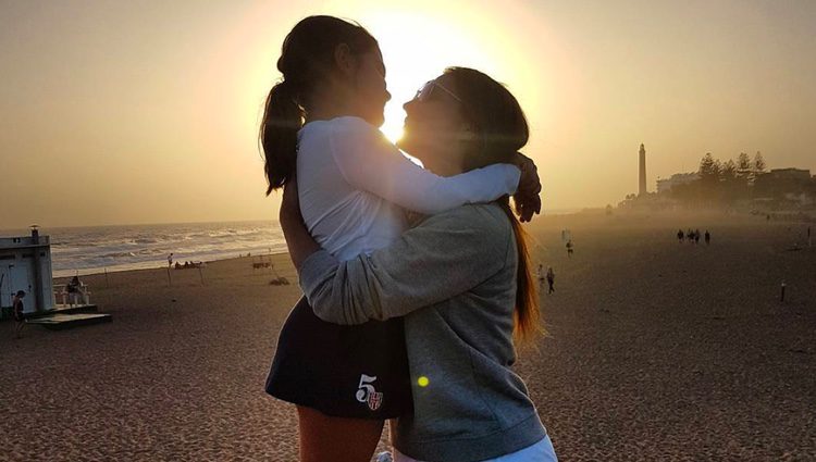 Paula Echevarría, cariñosa con su hija Daniella en las dunas de Maspalomas