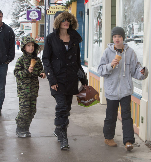 Angelina Jolie y sus hijos Shiloh y Knox de vacaciones