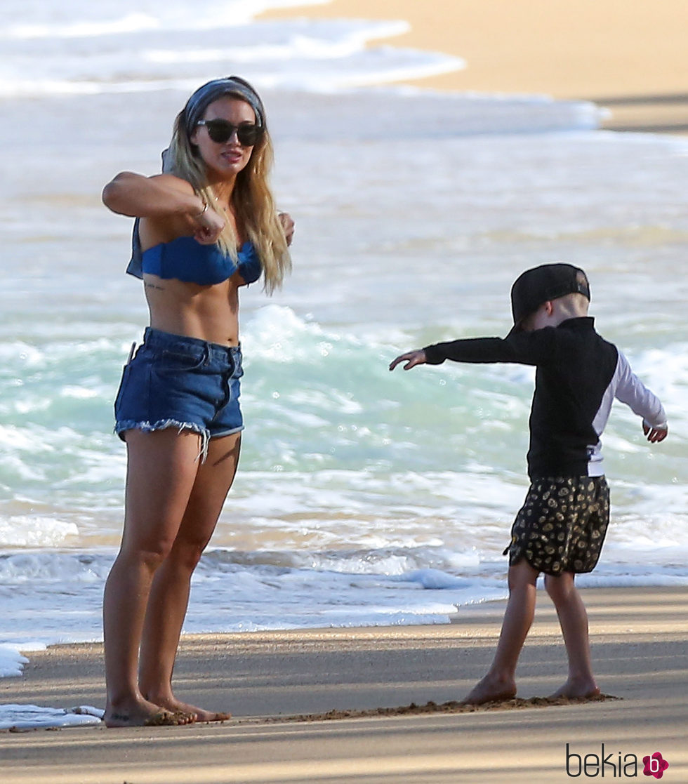 Hilary Duff y su hijo Luca Comrie pasan la Navidad en Hawaii