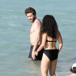 Jake Gyllenhaal metiéndose en las aguas de San Bartolomé