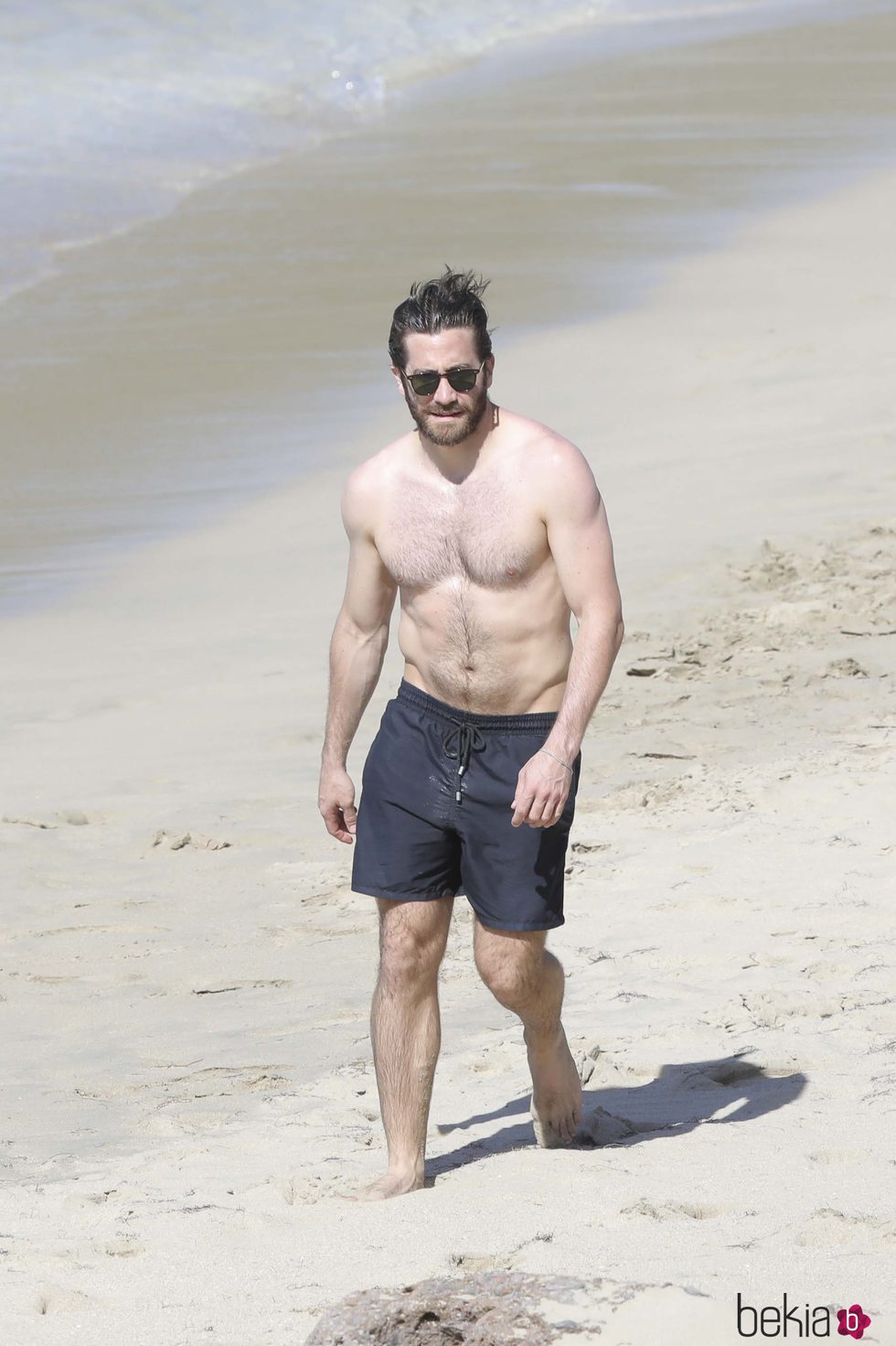 Jake Gyllenhaal paseando con su cuerpo al sol por las playas de San Bartolomé