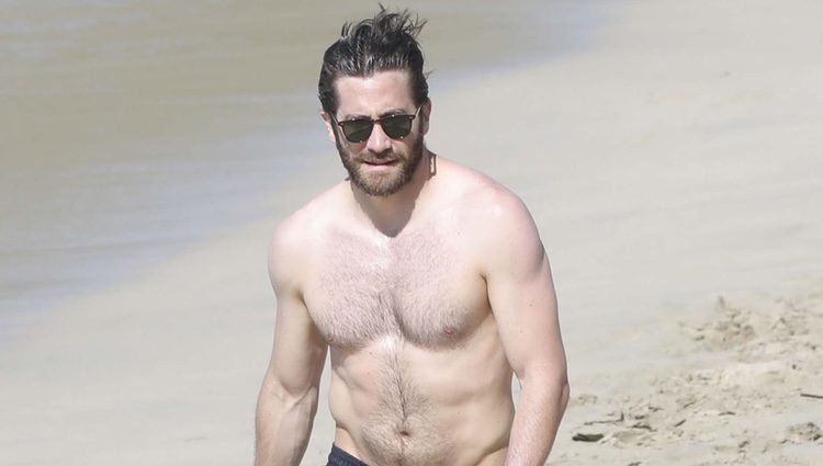 Jake Gyllenhaal paseando con su cuerpo al sol por las playas de San Bartolomé