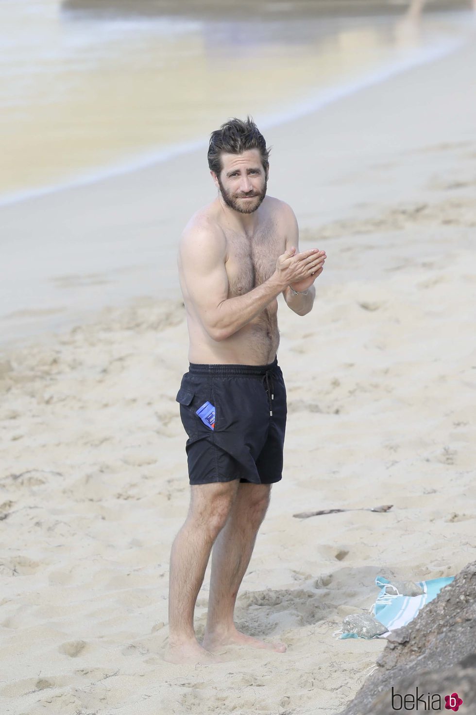 Jake Gyllenhaal untándose crema por su torso en las playas de San Bartolomé