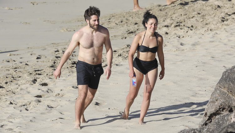 Jake Gyllenhaal luciendo cuerpo junto a Greta Caruso en las playas de San Bartolomé