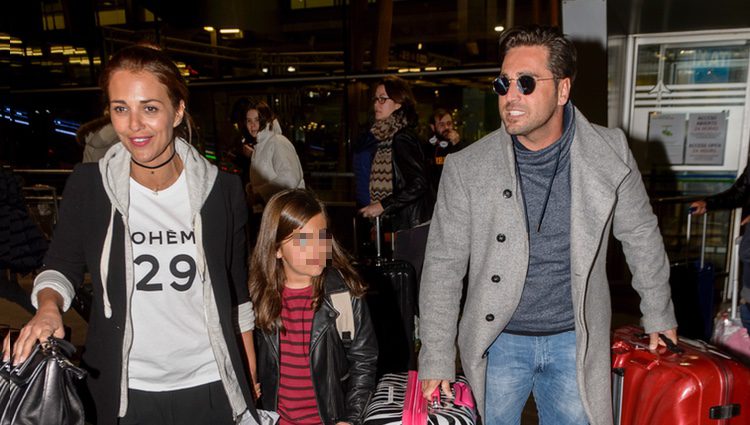 Paula Echevarría, David Bustamante y su hija Daniella regresan de Gran Canaria