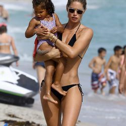 Doutzen Kroes sujetando a su hija pequeña en brazos mientras disfruta de la playa