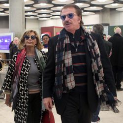 María Teresa Campos y Bigote Arrocet en el aeropuerto de Madrid