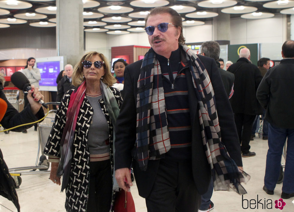 María Teresa Campos y Bigote Arrocet en el aeropuerto de Madrid