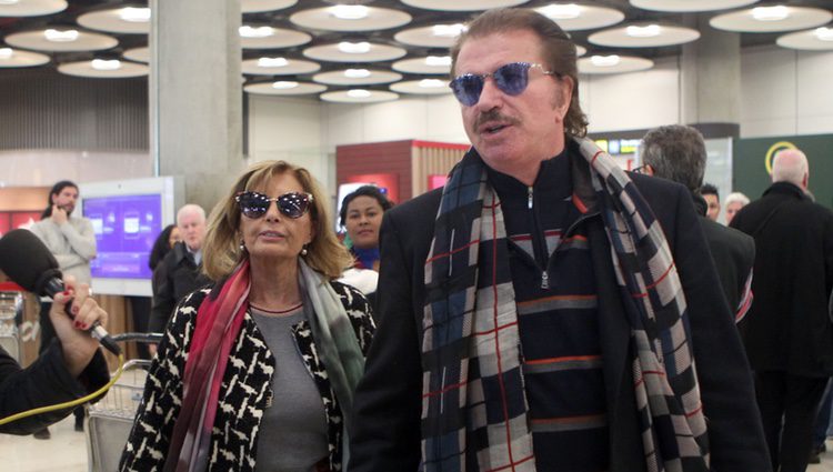 María Teresa Campos y Bigote Arrocet en el aeropuerto de Madrid