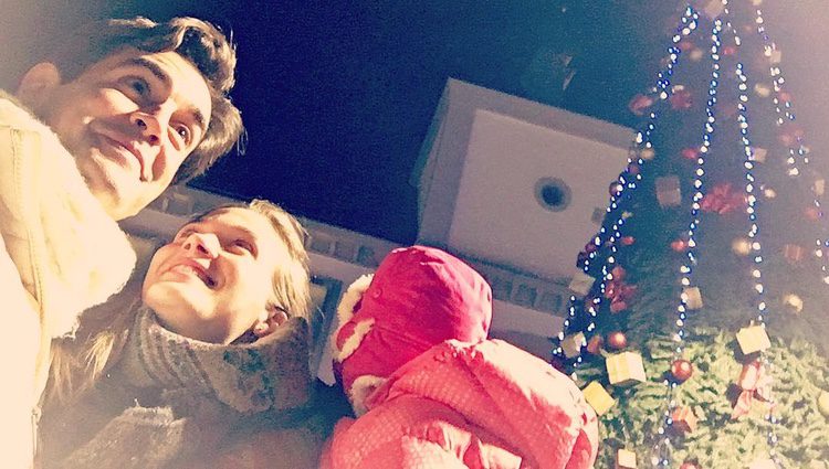 Patricia Montero, Álex Adrover y Lis viendo la Cabalgata de Reyes 2016