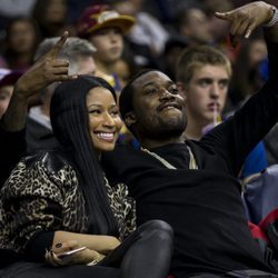 Nicki Minaj y Meek Mill muy cariñosos en un partido de la NBA