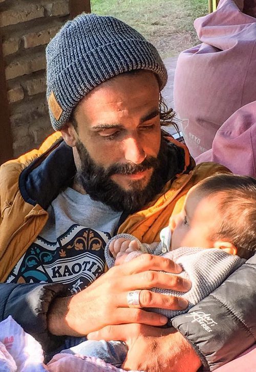 Juanma ('GH15') posando junto a su hija Natura por su tercer mes de vida