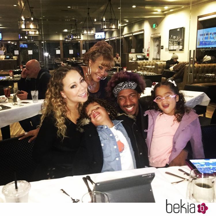 Mariah Carey y Nick Cannon cenando junto a sus gemelos para dar la bienvenida a 2017