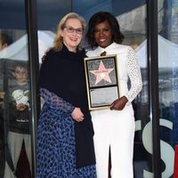 Viola Davis recibiendo su estrella del Paseo de la Fama de Hollywood con Meryl Streep