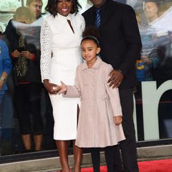 Viola Davis con su marido y su hija recibiendo su estrella del Paseo de la Fama de Hollywood