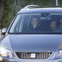 Los Reyes Felipe y Letizia y sus hijas Leonor y Sofía llegando a casa de Jesús Ortiz el Día de Reyes 2017