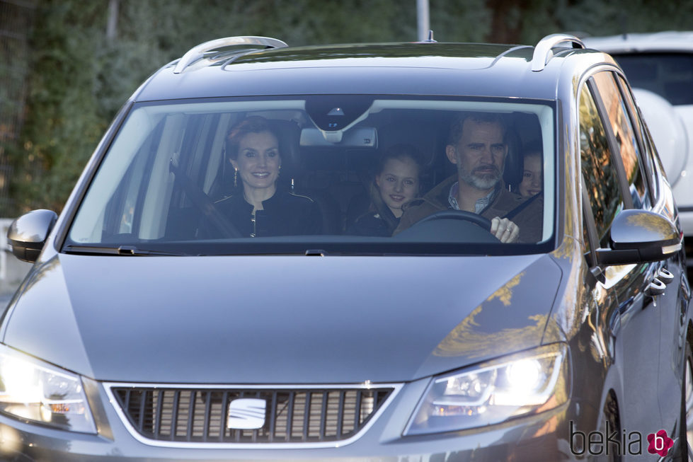 Los Reyes Felipe y Letizia y sus hijas Leonor y Sofía llegando a casa de Jesús Ortiz el Día de Reyes 2017