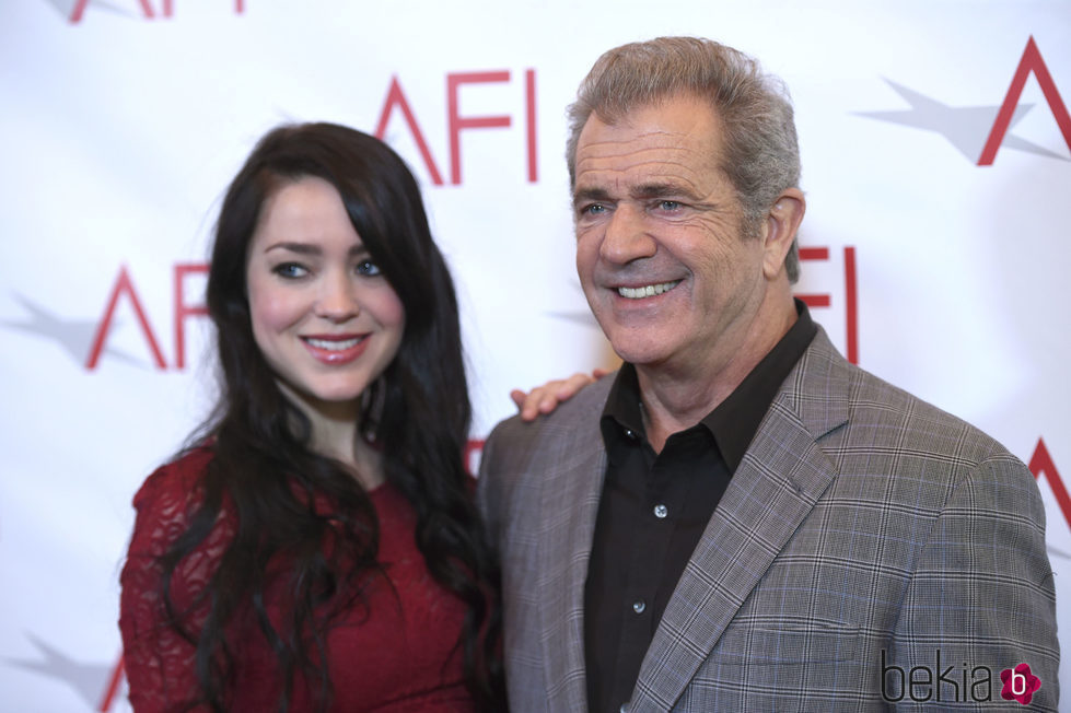 Mel Gibson y su novia Roselind Ross en los AFI Awards 2017