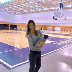 Helen Lindes y su hijo Alan en un entrenamiento del Real Madrid de baloncesto