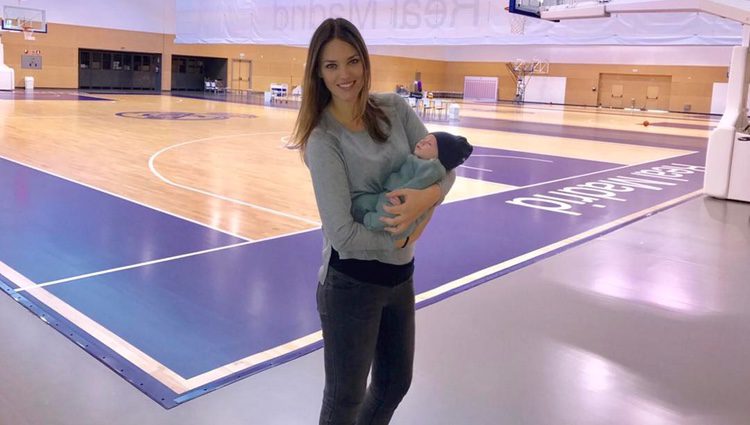 Helen Lindes y su hijo Alan en un entrenamiento del Real Madrid de baloncesto