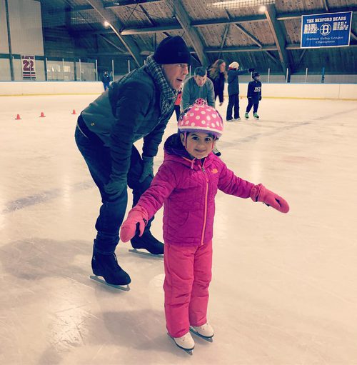 Bruce Willis disfruta del patinaje sobre hielo con su hija Mabel