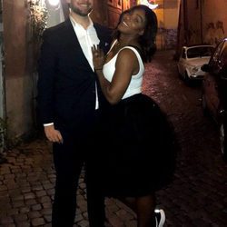 Serena Williams mostrando su anillo de compromiso junto a su futuro marido Alexis Ohanian