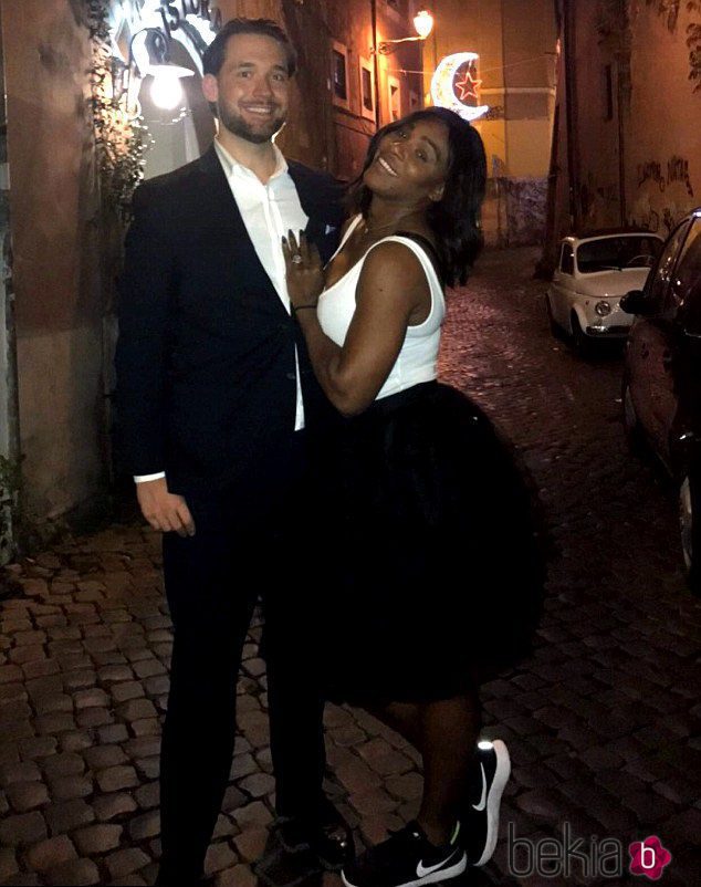 Serena Williams mostrando su anillo de compromiso junto a su futuro marido Alexis Ohanian