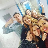 Paula Echevarría y Ricard Sales ('Gran Reserva') junto a otras personas