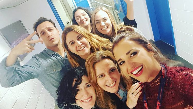 Paula Echevarría y Ricard Sales ('Gran Reserva') junto a otras personas