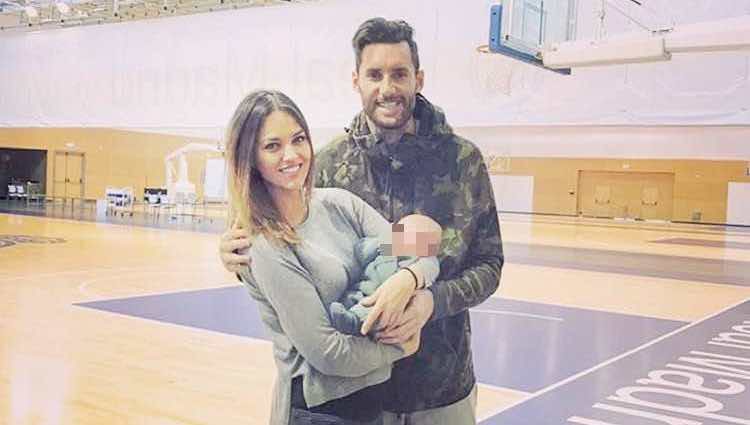 Rudy Fernández en el campo de entrenamiento del Real Madrid con Helen Lindes y Alan