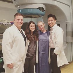 Shannen Doherty junto al equipo médico con el que se somete a radioteparia