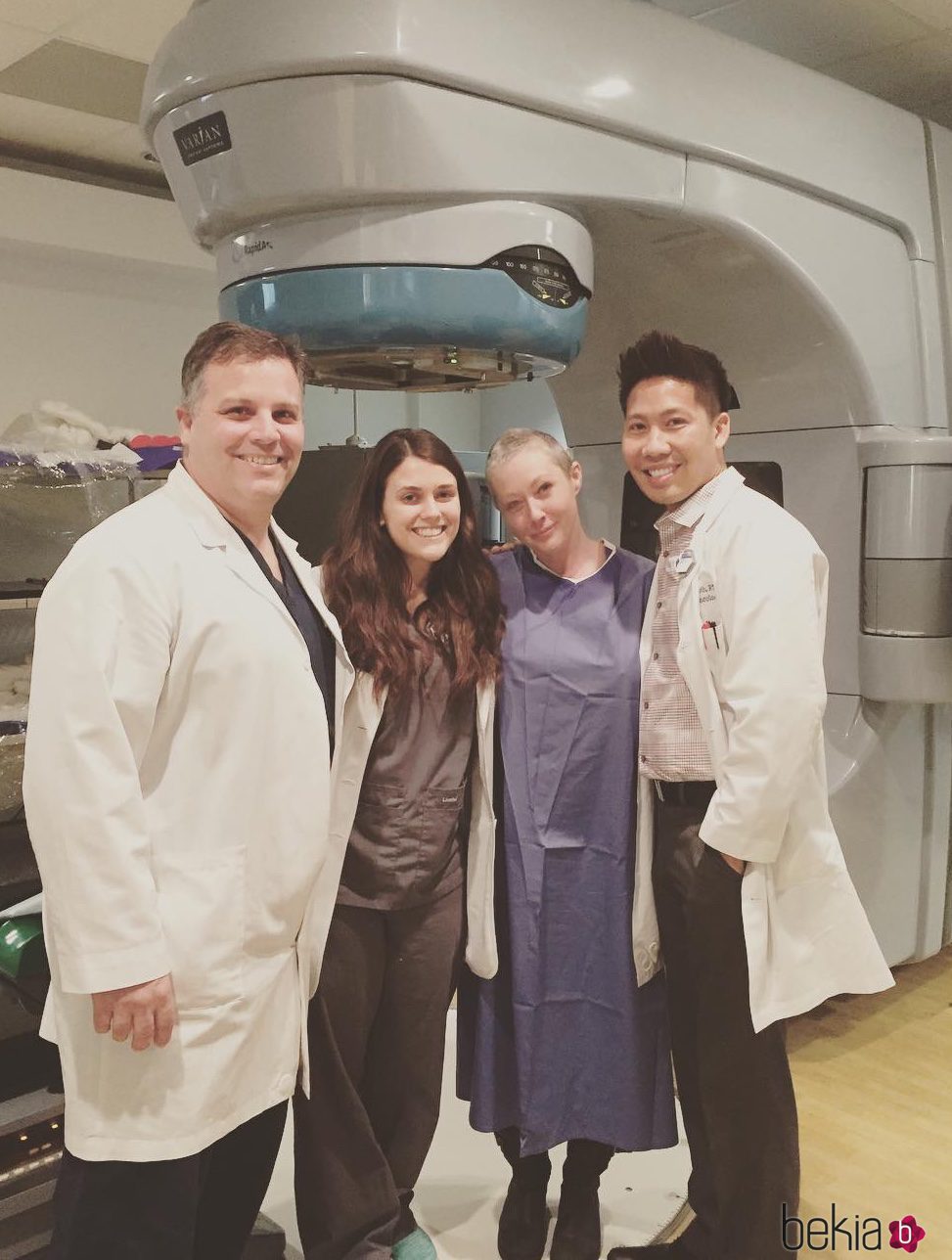 Shannen Doherty junto al equipo médico con el que se somete a radioteparia