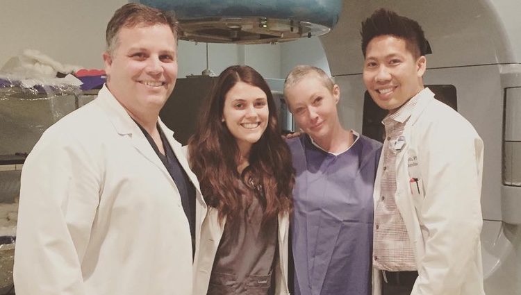 Shannen Doherty junto al equipo médico con el que se somete a radioteparia